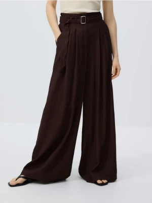 Reserved - Wiskozowe spodnie z paskiem - ciemnobrązowy