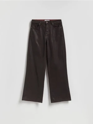 Reserved - Woskowane jeansy wide leg - mahoniowy