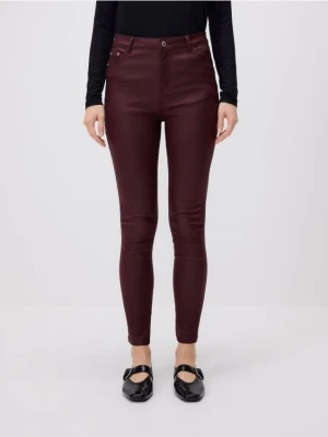 Reserved - Woskowane spodnie slim - mahoniowy
