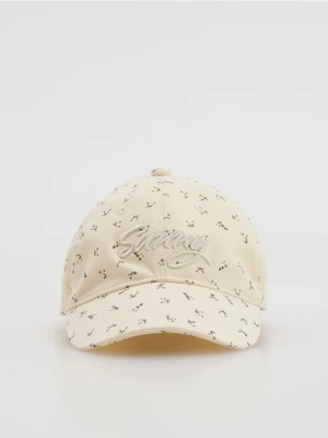Reserved - Wzorzysta czapka z daszkiem - złamana biel