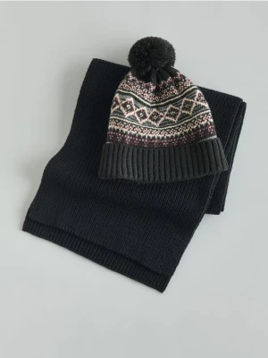 Reserved - Wzorzysta czapka z pomponem - czarny