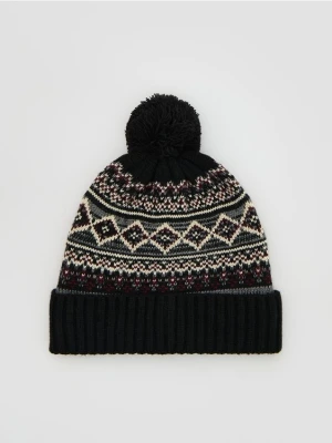 Reserved - Wzorzysta czapka z pomponem - czarny