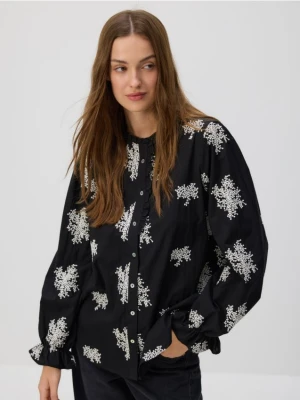 Reserved - Wzorzysta koszula z haftem - czarny
