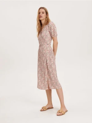 Reserved - Wzorzysta sukienka midi - kremowy