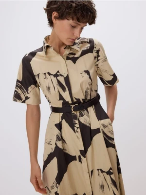 Reserved - Wzorzysta sukienka midi z paskiem - wielobarwny