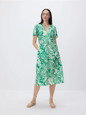 Reserved - Wzorzysta sukienka midi z wiskozą - zielony