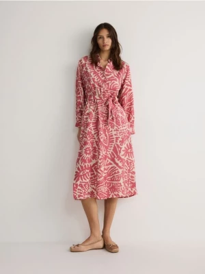 Reserved - Wzorzysta sukienka midi z wiskozy - brudny róż