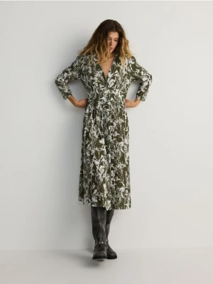 Reserved - Wzorzysta sukienka midi z wiskozy - oliwkowy
