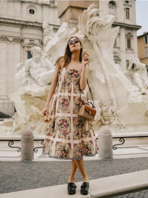 Reserved - Wzorzysta sukienka na ramiączkach - wielobarwny