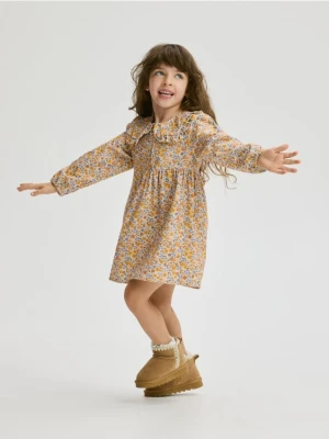 Reserved - Wzorzysta sukienka z kołnierzem - wielobarwny