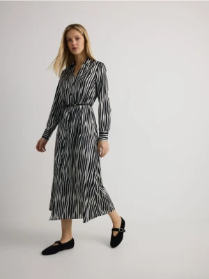 Reserved - Wzorzysta sukienka z paskiem - wielobarwny