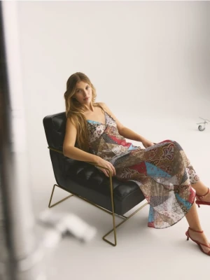 Reserved - Wzorzysta sukienka z wiskozy - wielobarwny