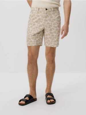 Reserved - Wzorzyste szorty regular - beżowy
