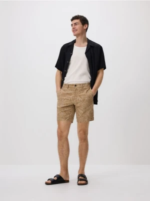 Reserved - Wzorzyste szorty regular - beżowy