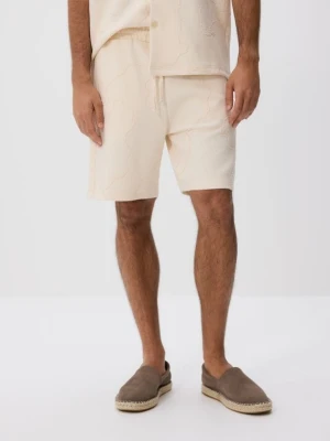 Reserved - Wzorzyste szorty regular - złamana biel