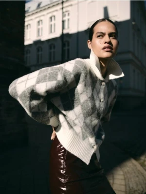 Reserved - Wzorzysty kardigan oversize - wielobarwny