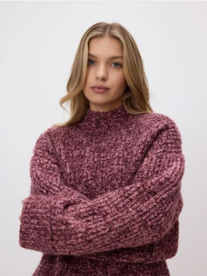 Reserved - Wzorzysty sweter oversize - bordowy
