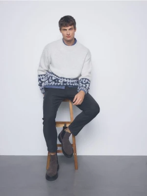 Reserved - Wzorzysty sweter z domieszką wełny - kremowy