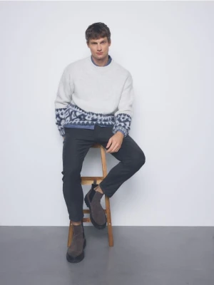 Reserved - Wzorzysty sweter z domieszką wełny - kremowy