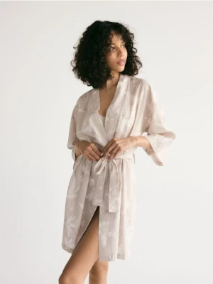 Reserved - Wzorzysty szlafrok z paskiem - beżowy