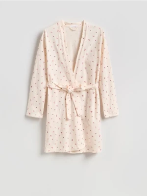 Reserved - Wzorzysty szlafrok z paskiem - kremowy