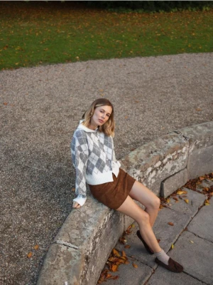 Reserved - Zamszowa spódnica mini - brązowy