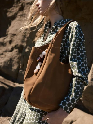 Reserved - Zamszowa torebka shopper z zawieszką - brązowy