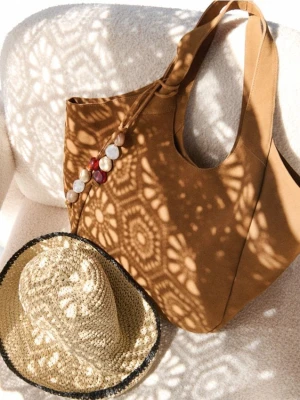 Reserved - Zamszowa torebka shopper z zawieszką - brązowy