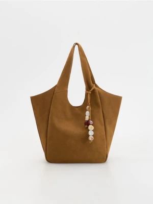 Reserved - Zamszowa torebka shopper z zawieszką - brązowy