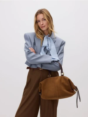 Reserved - Zamszowa torebka z paskiem - brązowy