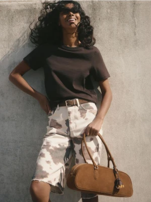 Reserved - Zamszowa torebka z zawieszką - brązowy