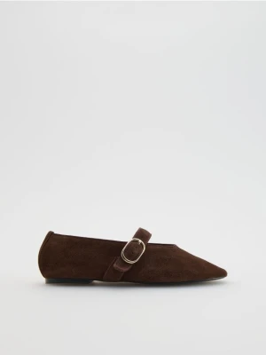 Reserved - Zamszowe baleriny z paskiem - brązowy