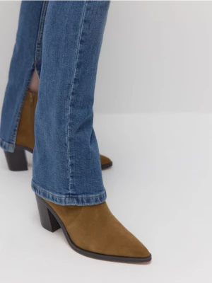 Reserved - Zamszowe botki na obcasie - beżowy