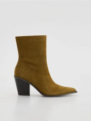 Reserved - Zamszowe botki na obcasie - beżowy