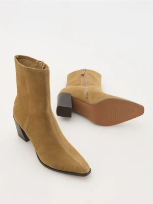 Reserved - Zamszowe botki na obcasie - beżowy