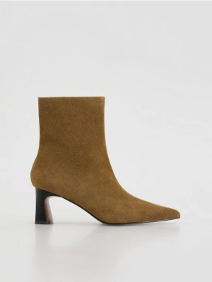 Reserved - Zamszowe botki na obcasie - beżowy