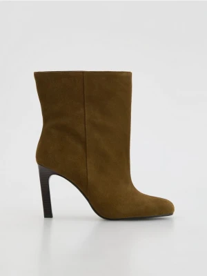 Reserved - Zamszowe botki na obcasie - beżowy