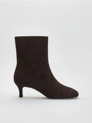 Zdjęcie produktu Reserved - Zamszowe botki na obcasie - brązowy