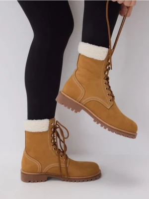 Reserved - Zamszowe botki z barankiem - beżowy