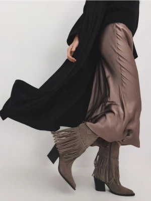 Reserved - Zamszowe botki z frędzlami - beżowy