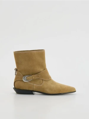 Reserved - Zamszowe botki z klamrą - beżowy