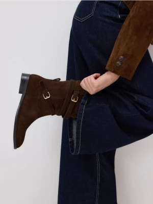 Reserved - Zamszowe botki z paskami - ciemnobrązowy