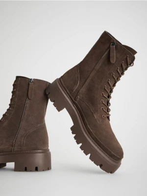 Reserved - Zamszowe botki ze sznurowaniem - ciemnobrązowy