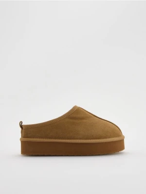 Reserved - Zamszowe chodaki na platformie - beżowy