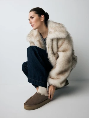 Reserved - Zamszowe chodaki na platformie - brązowy