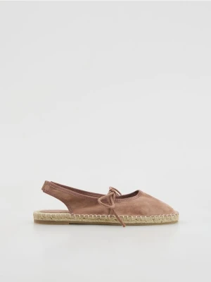 Reserved - Zamszowe espadryle z wiązaniem - brązowy