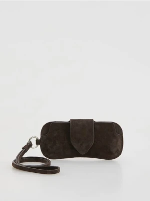 Reserved - Zamszowe etui na okulary - ciemnobrązowy