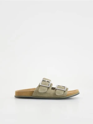 Reserved - Zamszowe klapki - beżowy