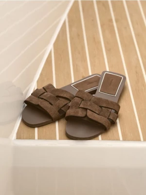 Reserved - Zamszowe klapki - beżowy