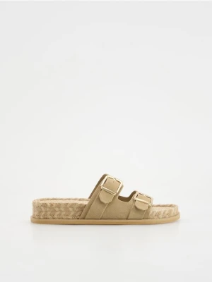 Reserved - Zamszowe klapki - beżowy